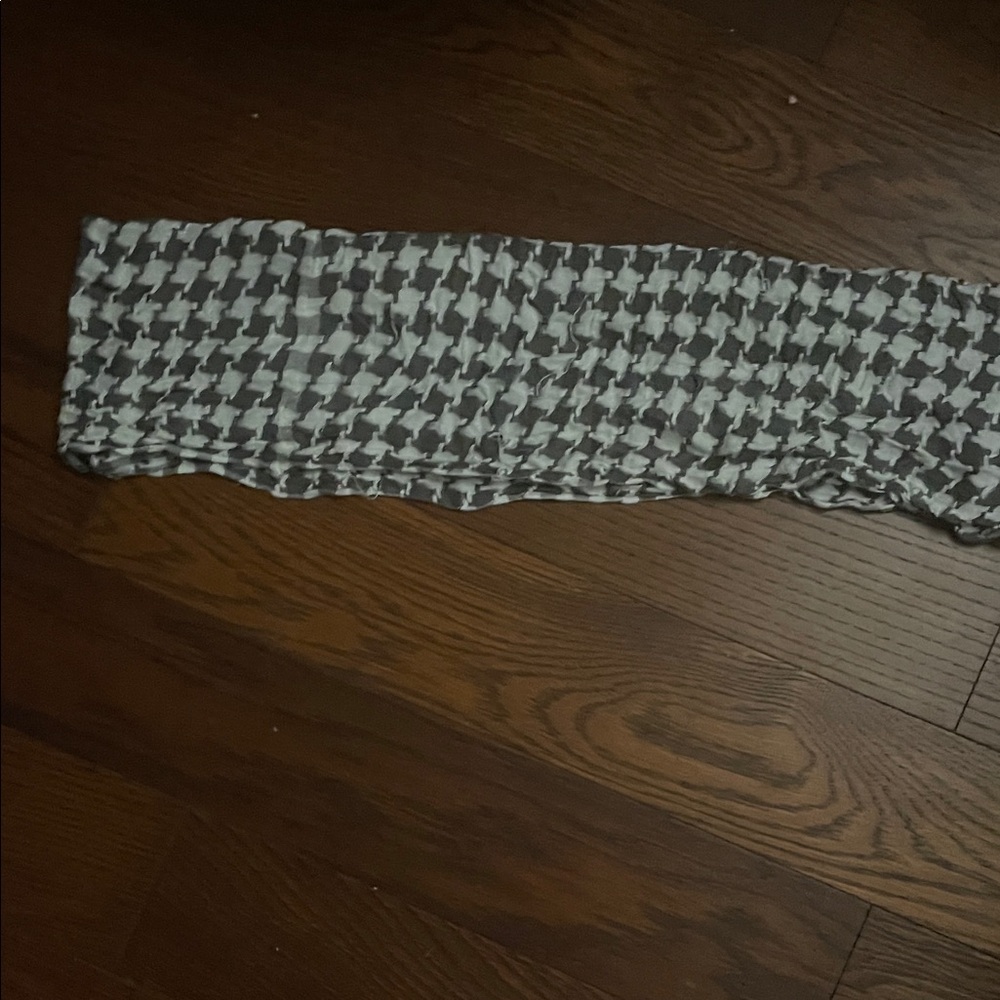 Candie's Monochrome Houndstooth Scarf
